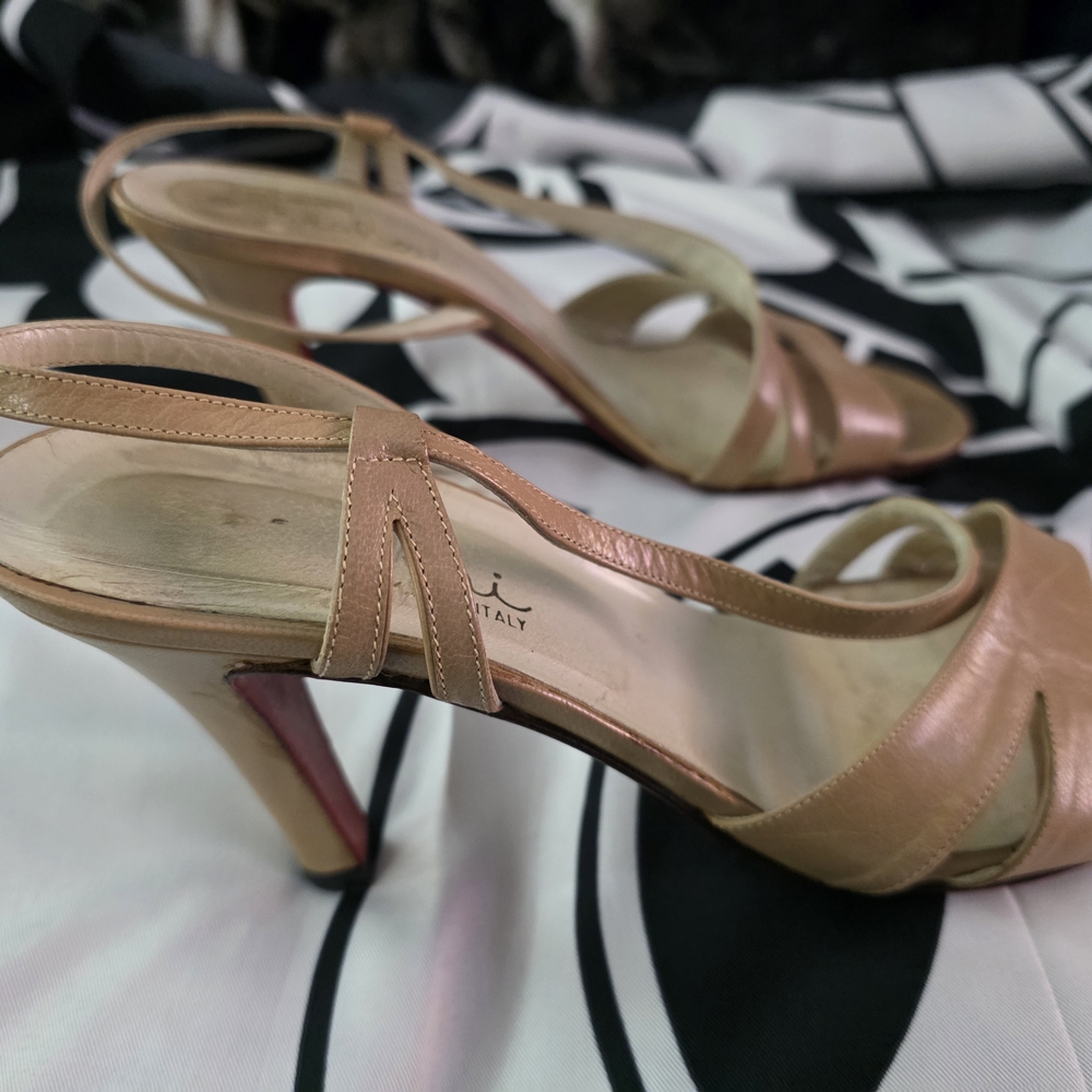 Elegant Tan and Red Women's Heels - Picture 4 of 8